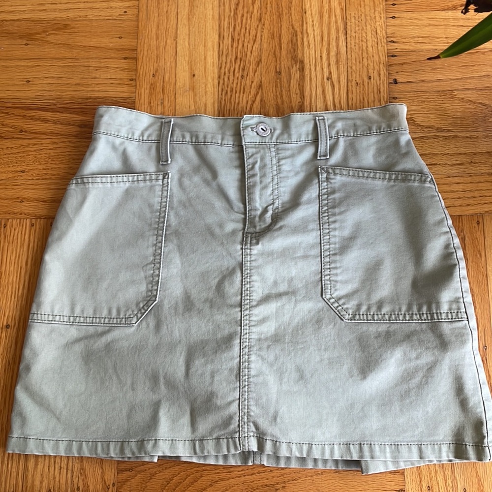 Gloria Vanderbilt sage green denim mini skirt with pockets size 4